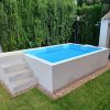 Piscina-sin-obra-elevada-de-fibra-Carmela-con-revestimiento-y-escaleras-de-obra