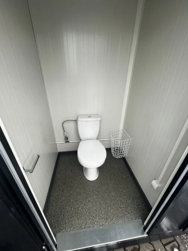 kontener-sanitarny-600-x-240-kontener-z-WC-4-scaled_1024x1024.webp