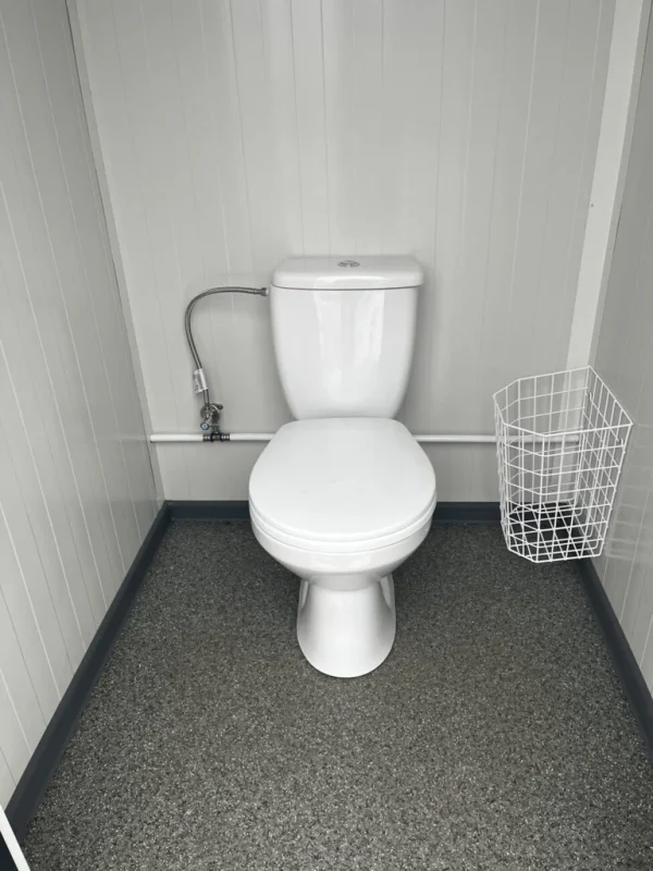 kontener-sanitarny-600-x-240-kontener-z-WC-5-scaled_1024x1024.webp